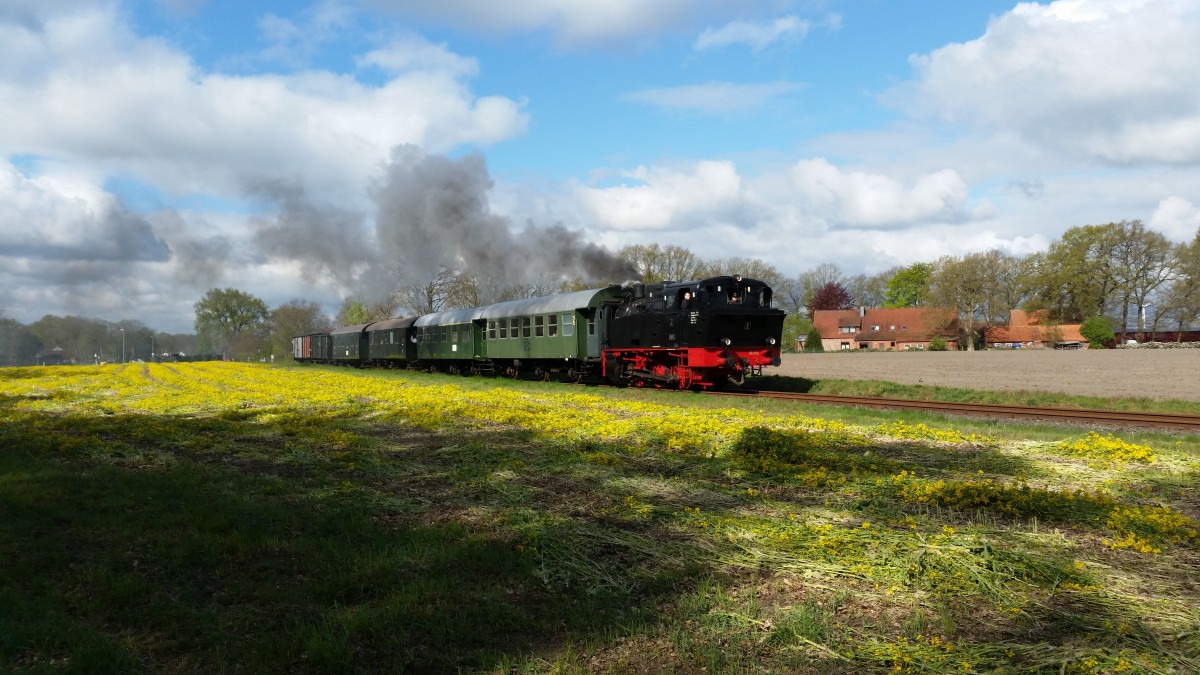 Die Lok Jan Harpstedt mit ihrem Zug vor Heiligenrode am 01.05.2015 