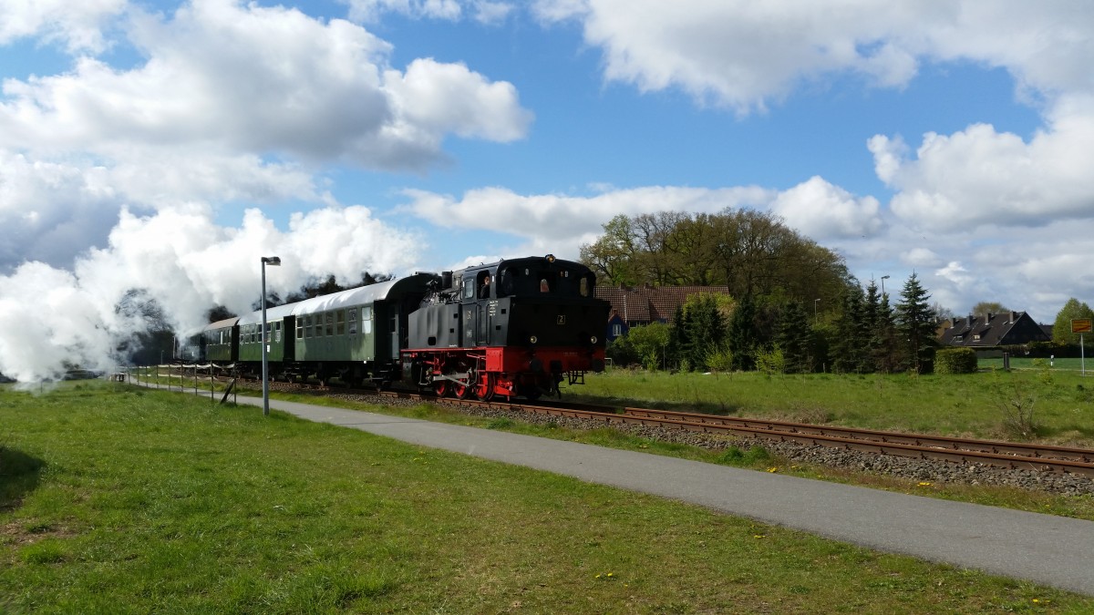 Die Lok Jan Harpstedt war am 01.05.2015 mit ihrem Zug kurz vor Gro Mackenstedt in Richtung Delmenhorst unterwegs
