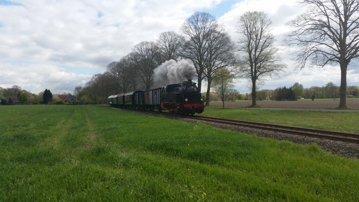 Die Lok Jan Harpstedt war am 01.05.2015 hinter Heiligenrode in Richtung Harpstedt mit ihrem Zug unterwegs    