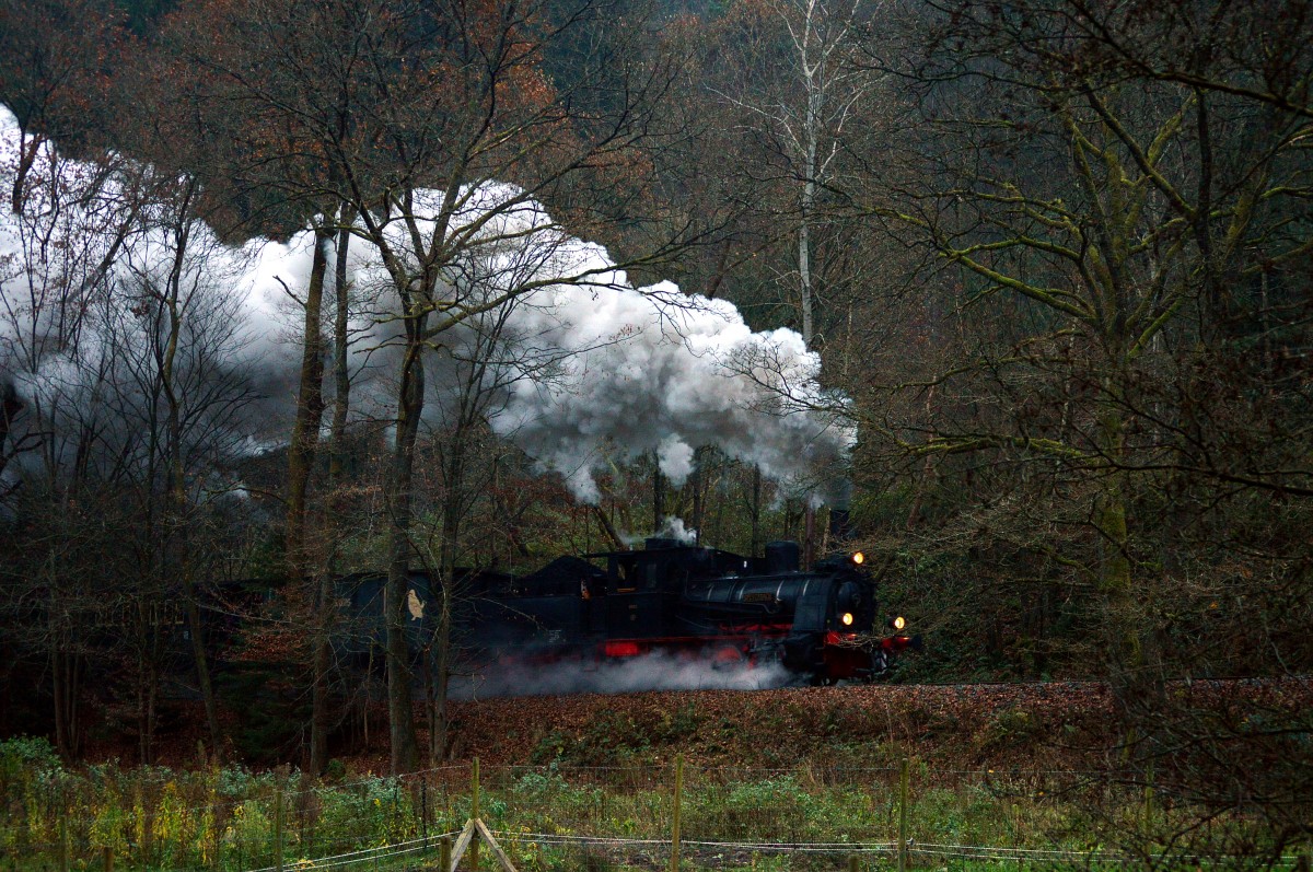 Die Lok  Speyerbach  des Eisenbahnmuseum Neustadt war am 30.11.2014 mit einem Sonderzug auf dem Kuckucksbhnel bei Breitenstein unterwegs.