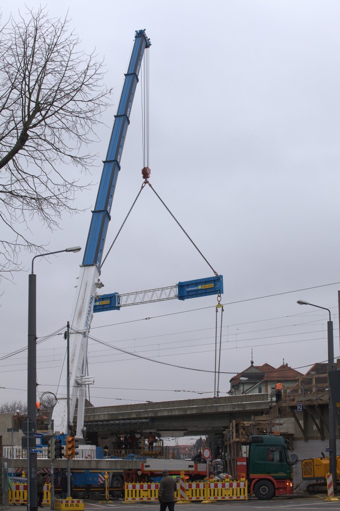 Die neue Brücke der S-Bahn über die Leipziger Str. entsteht. 25.01.2015 13:26 Uhr.