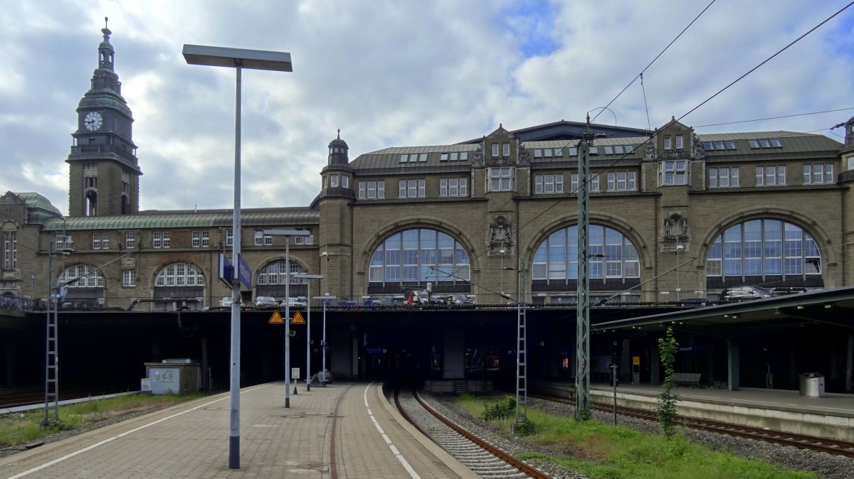 Die nördliche Bahnhofsausfahrt von Hamburg Hauptbahnhof.
Aufgenommen im Juni 2014.