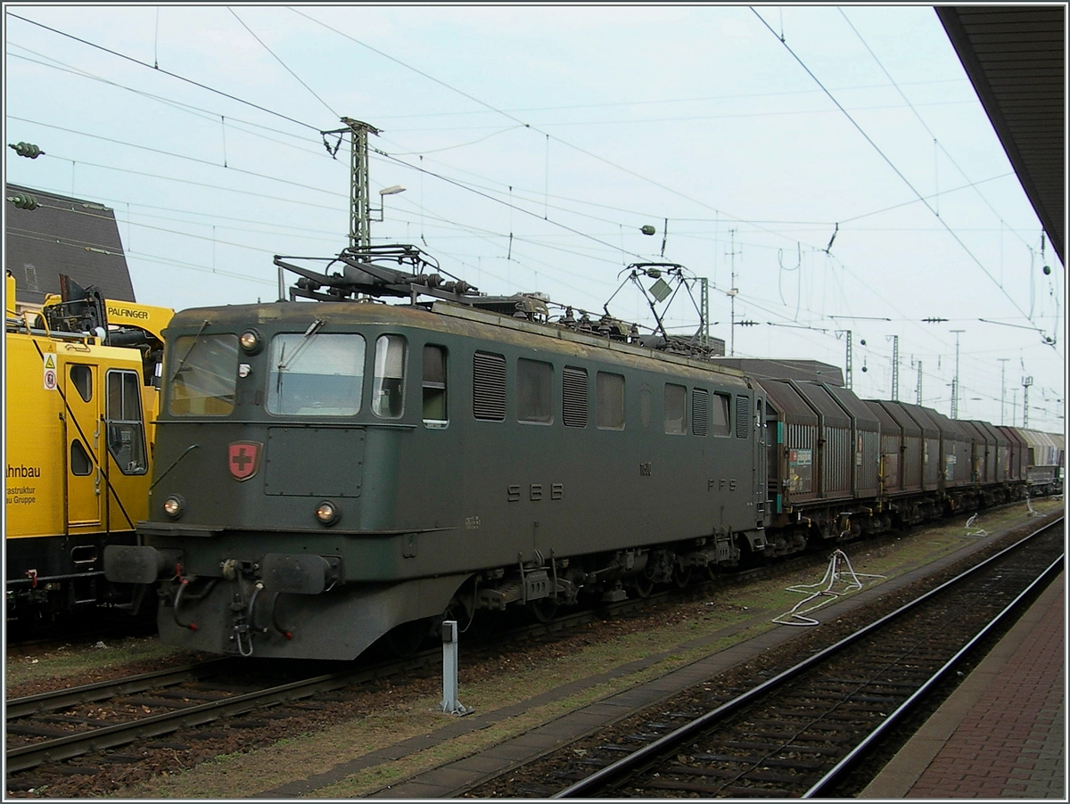 Die SBB Ae 6/6 mit einem Gterzug im DB BAhnhof Basel Bad. Bf (Badischer Bahnhof). 
5. Juli 2006