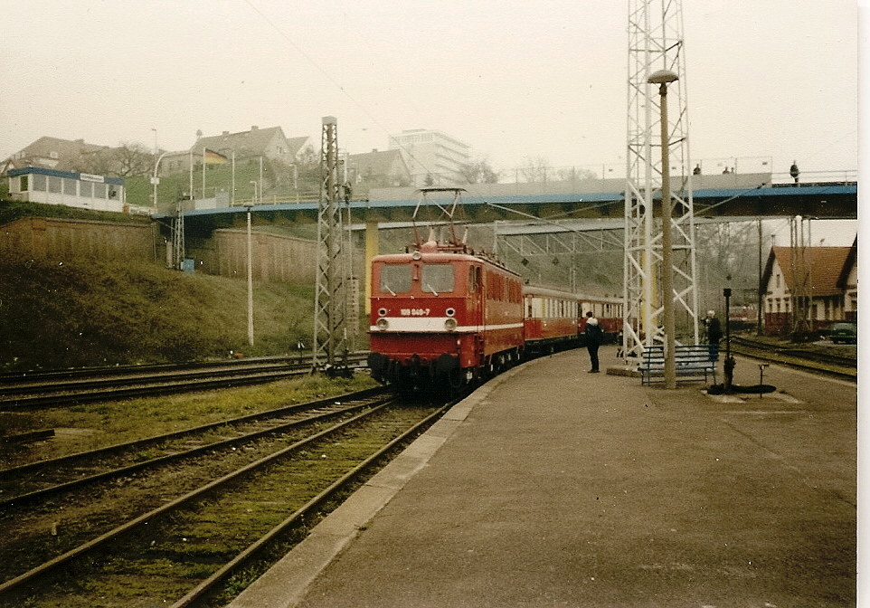 Die Stralsunder 109 049 und der VT 185 254/257 im Sassnitzer Hafen.
