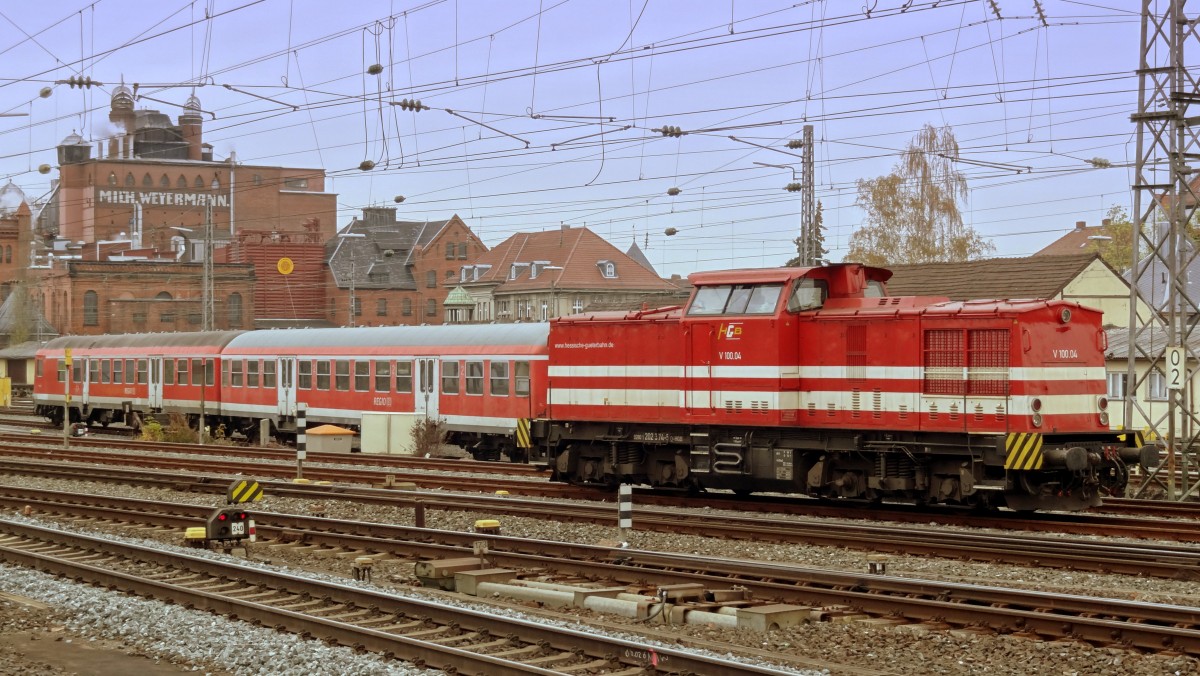 Die V100.04 der hessischen Gterbahn stattete Bamberg am 18.November 2013 einen Besuch ab. Links dahinter auf einem anderen Abstellgleis standen zwei Nrnberger n-Wagen abgestellt.