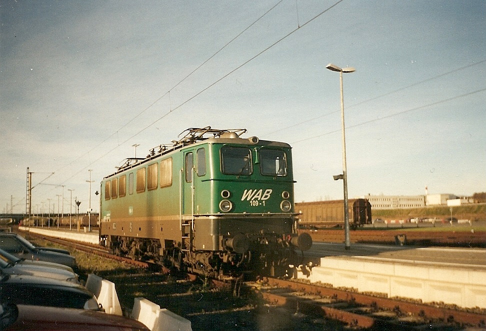 Die WAB 109-1 am Mukraner Bahnsteig. 