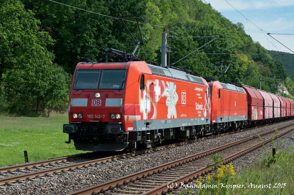 Diese Doppelbespannung mit den 185 Werbe Lok Edelweiß Schweiz und Gipser Zug erwischte ich im August 2015 zwischen der 
Ortslage Remschütz bei Saalfeld und den Bahnhof Rudolstadt.
Gruß Hartmut