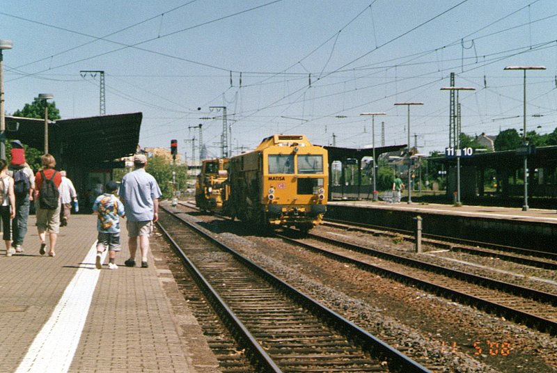 Diese Stopfmaschiene stand im Jahr 2008 im Bahnhof Frankfurt-Hchst