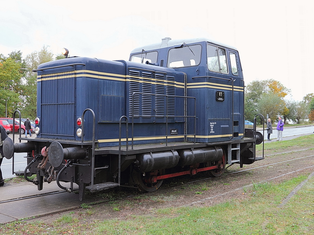 Diesellok V7 (ex MaK 240 B) der Geesthachter Eisenbahnen am 21.10.2016 vor dem AKW Krümmel.