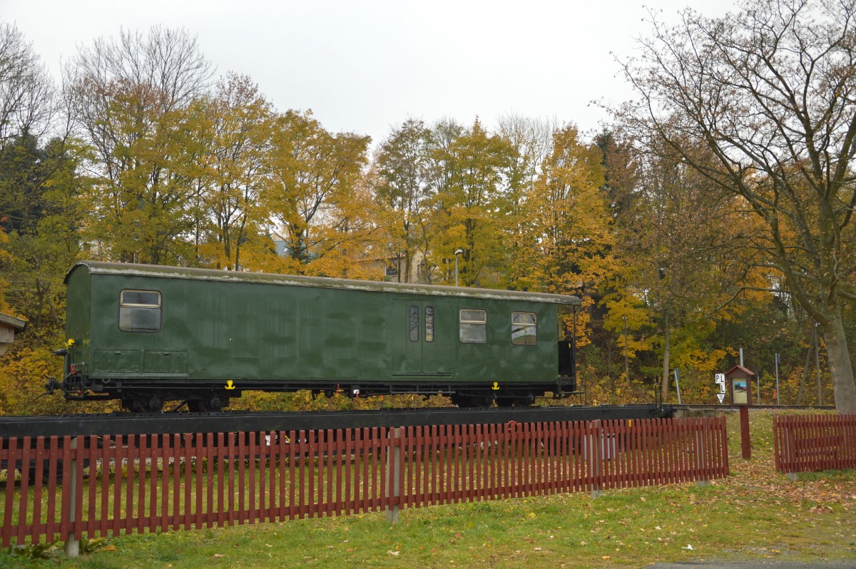 Dieser Packwagen stand am 27.10.2015 auf einem Transportwagen im Bahnhof Cranzahl.