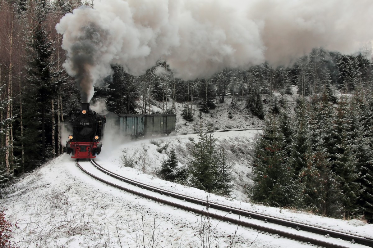 Drängetal am 19. Februar 2012, Durchfahrt 99 6101 mit einem mit einem Hilfszug im Rahmen einer Sonderfahrt der Interessengemeinschaft Harzer Schmalspurbahnen.