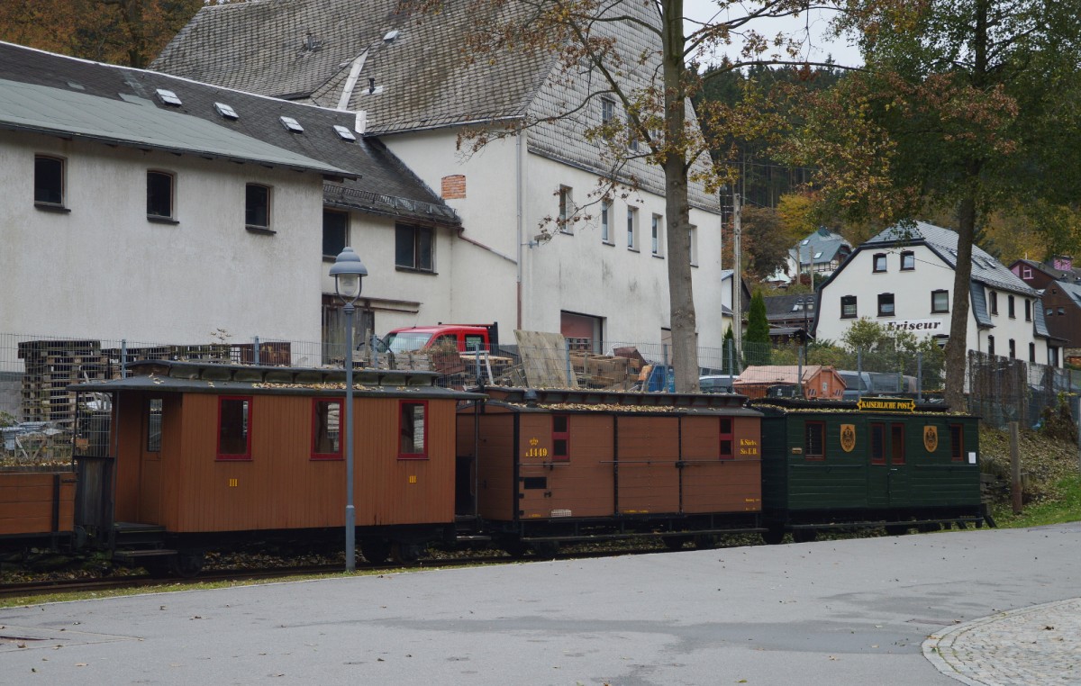 Drei Kniglich.Schsische.Staatseisenbahnwagen am 23.10.2015 in Rittersgrn. v.l.n.r. Der  Pockauer , K1449 und K 1700.