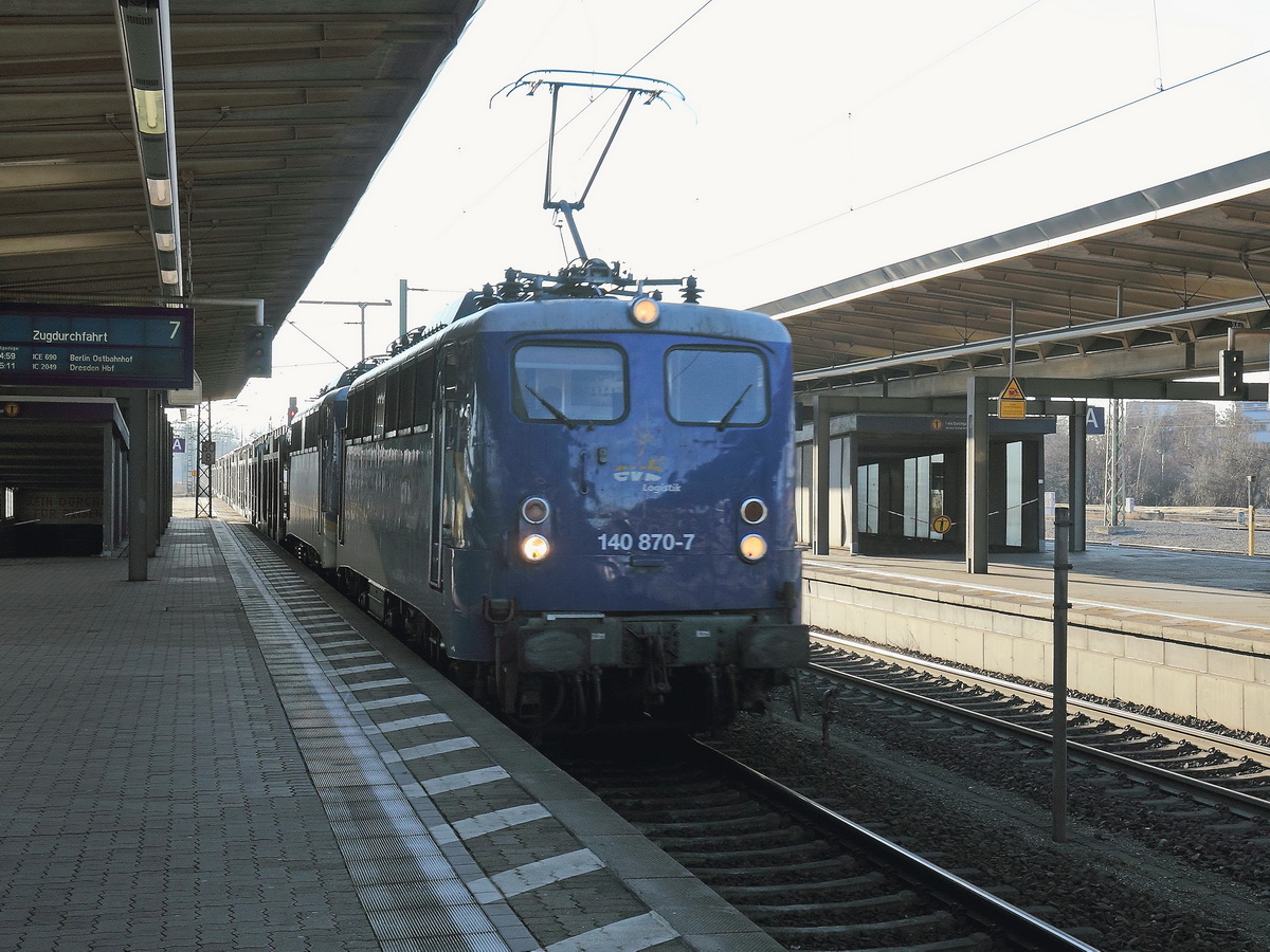 Durchfahrt 140 870-7 von der evb Logistik durch den Hauptbahnhof Braunschweig am 21. Januar 2017.