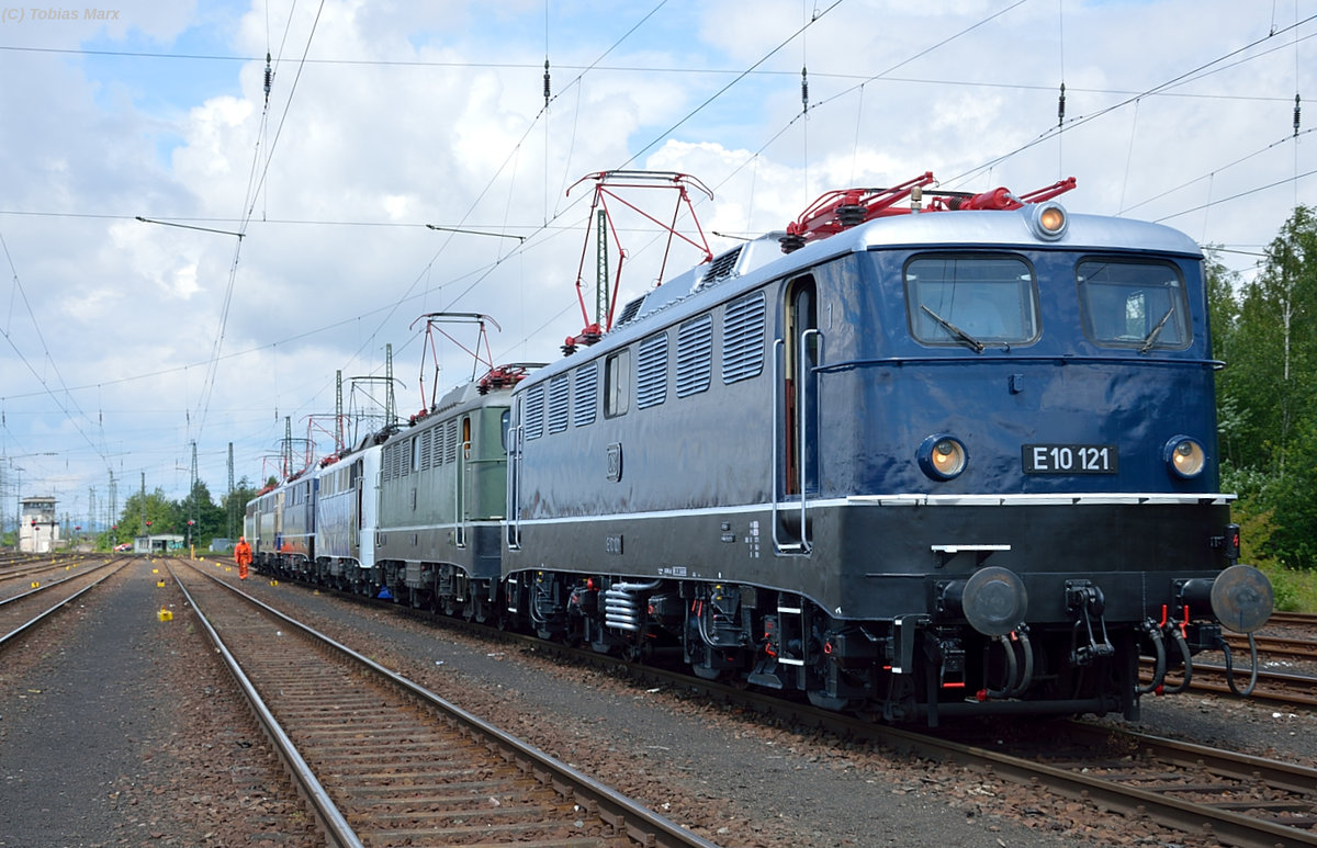 E10 121 im Güterbahnhof von Koblenz-Lützel am 18.06.2016. Ich gehörte zur Lokbesatzung der 141 228 beim Sommerfest, daher konnte ich mit Warnweste dort fotografieren.