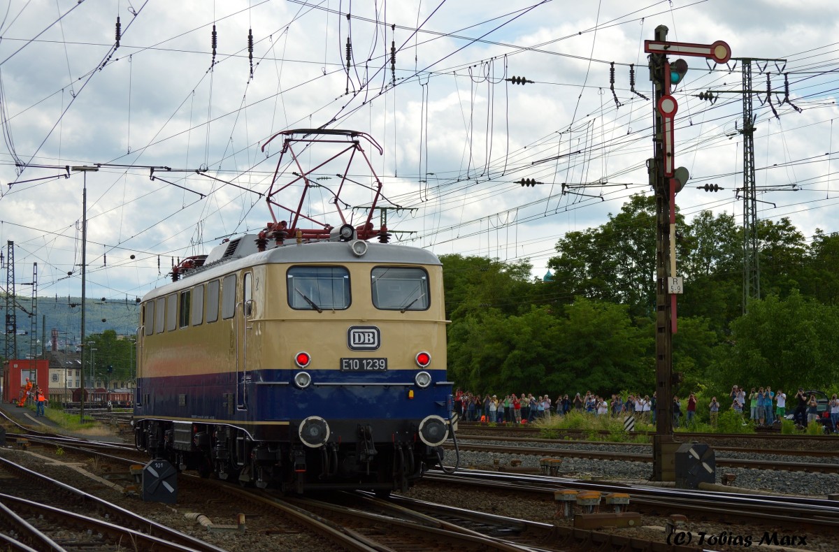 E10 1239 passiert ein Formsignal beim Sommerfest in Koblenz am 13.06.2015