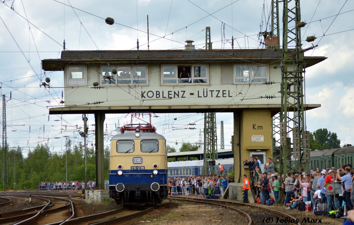 E10 1239 passiert die zahlreichen Zuschauer beim Sommerfest in Koblenz am 13.06.2015