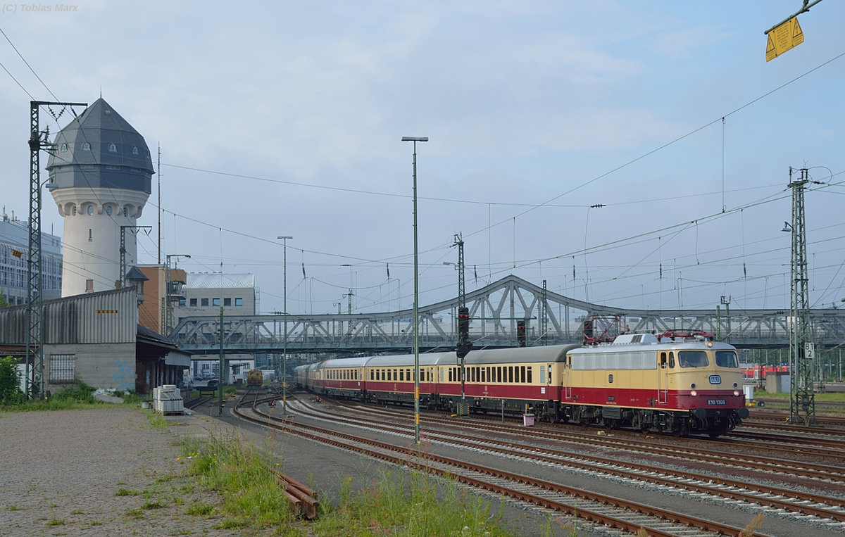 E10 1309 bei der Ausfahrt mit dem AKE-Rheingold aus Darmstadt Hbf am 05.06.2016
Platz 2 (Bild des Monats) Juni 2016