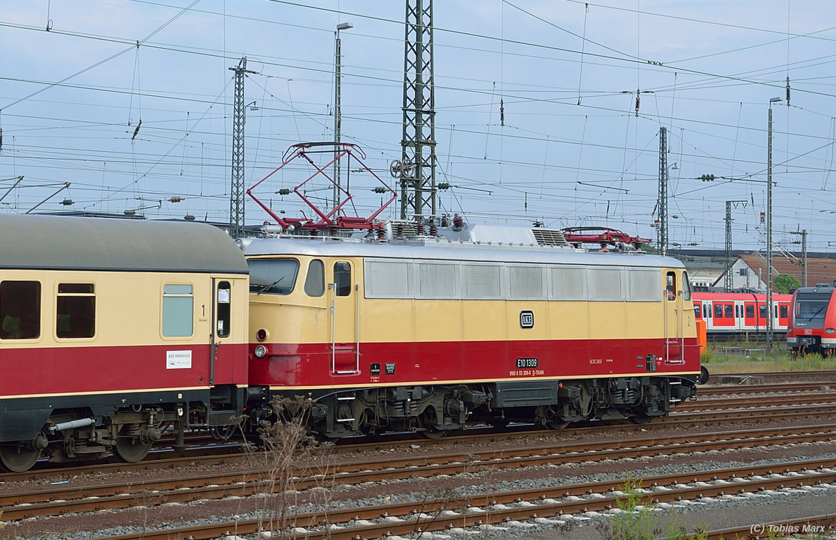 E10 1309 bei der Ausfahrt mit dem AKE-Rheingold aus Darmstadt Hbf am 05.06.2016