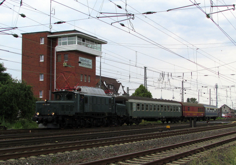 E94 088 der GES Stuttgart war die Gast E-Lok bei den Bahnwelttagen 2014 in Darmstadt Kranichstein.Hier Rangiert sie im Bahnhof Darmstadt Kranichstein am 01.Juni.2014