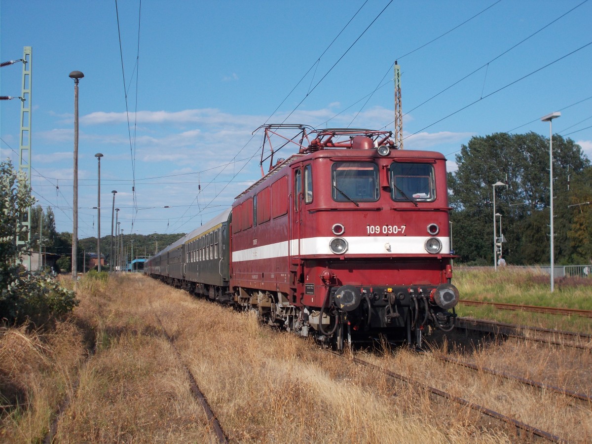 EGP Holzroller 109 030 mit dem Störtebekersonderzug,am 25.Juli 2015,in Bergen/Rügen.