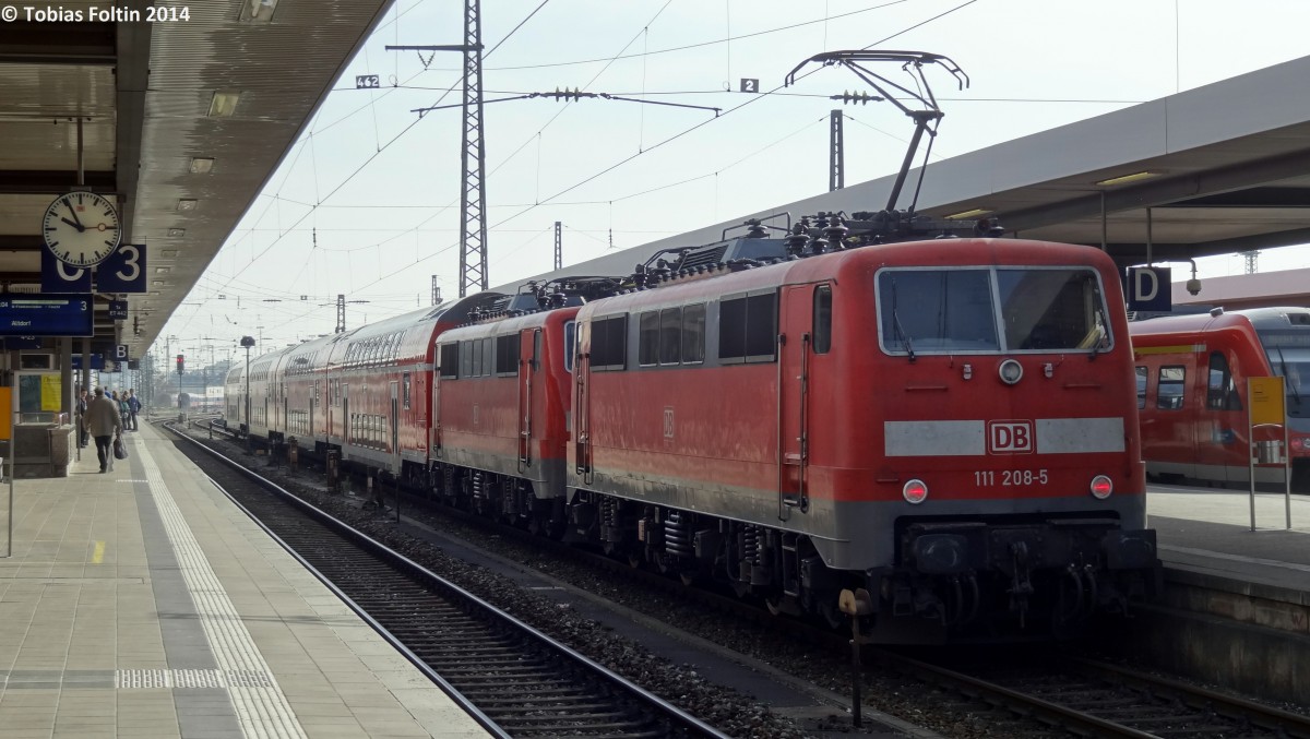 Ein 111er-Doppel ist soeben mit einem Doppelstockwagen-Wendezug in Nrnberg Hbf eingetroffen. 
Aufgenommen im April 2014.
