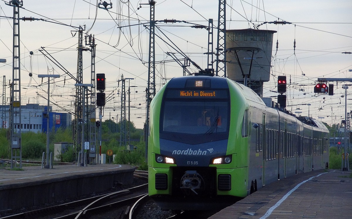 Ein Flirt-Triebwagen der Nordbahn fhrt in den Kopfbahnhof Hamburg Altona ein.
Aufgenommen im Mai 2015.