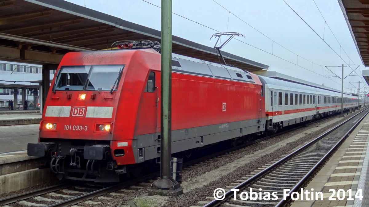 Ein IC nach Hannover Hbf steht am Gleis 6 in Braunschweig Hbf. Aufgenommen im März 2014.