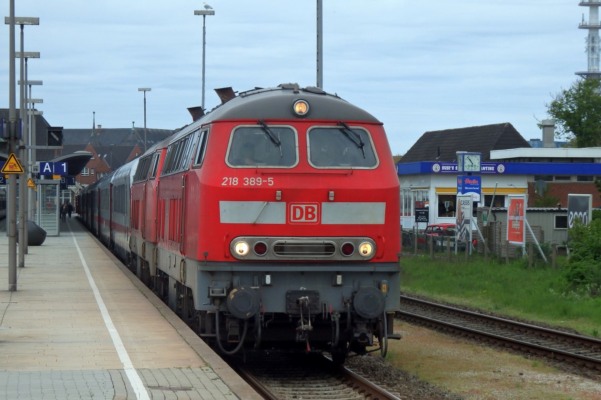 Ein IC nach Karlsruhe Hbf steht im Bahnhof Westerland(Sylt) bereit.
Aufgenommen im Mai 2015.