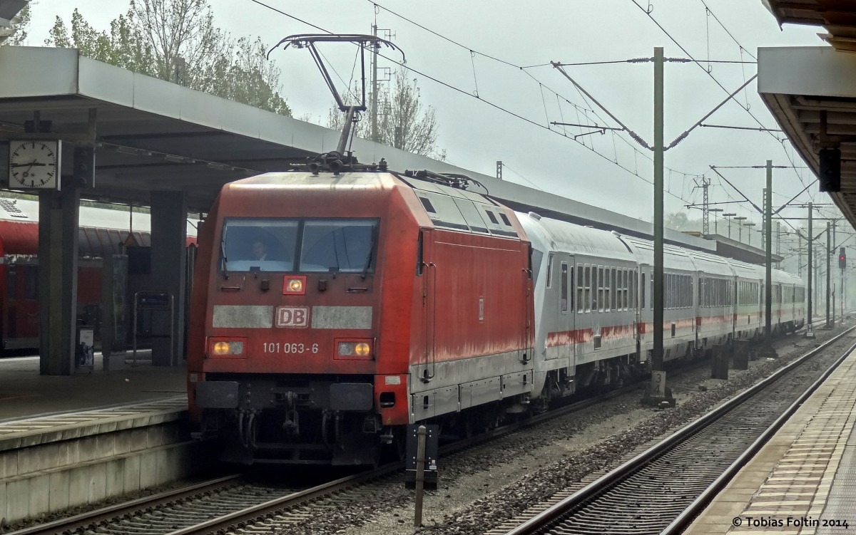 Ein IC nach Leipzig Hbf bei seinem Zwischenhalt in Braunschweig Hbf.
Aufgenommen im September 2014.
