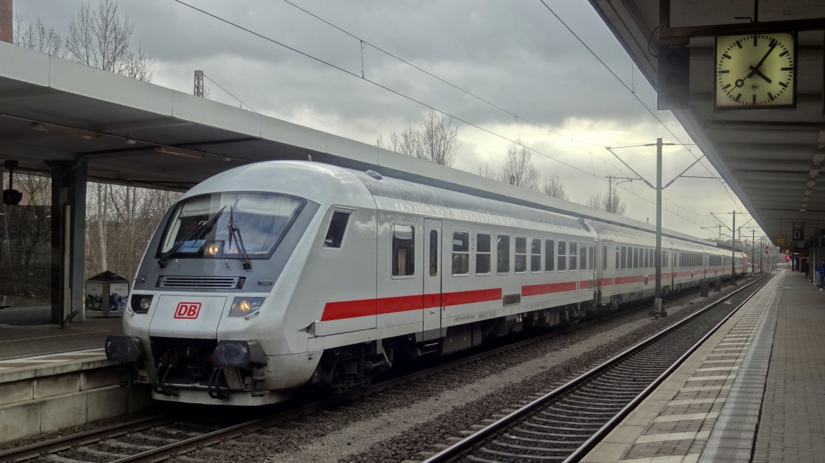 Ein IC nach Leipzig macht in Braunschweig Hbf Station.
Aufgenommen im März 2015.