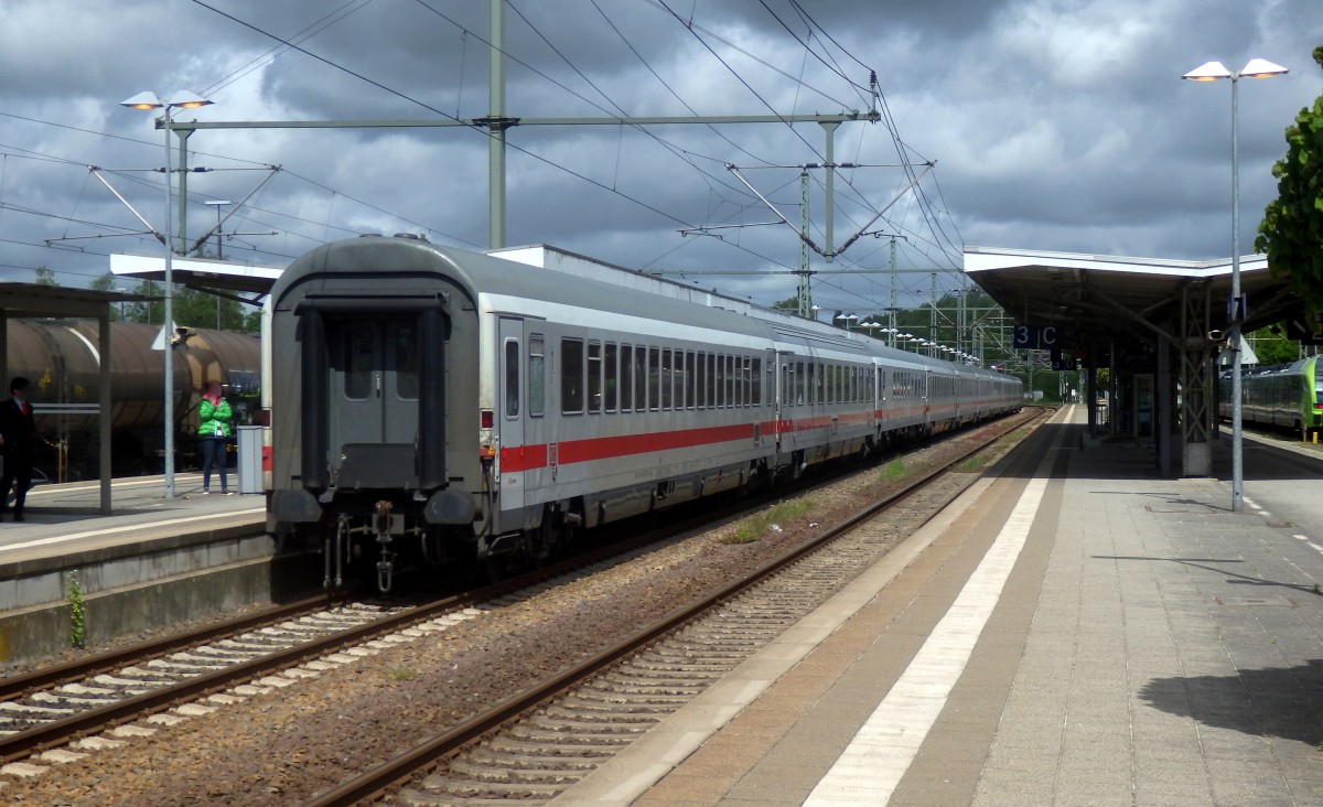 Ein IC nach Stuttgart Hbf wartet beim Lokwechsel in Itzehoe auf die Elektrolok der Baureihe 101.
Aufgenommen im Mai 2015.