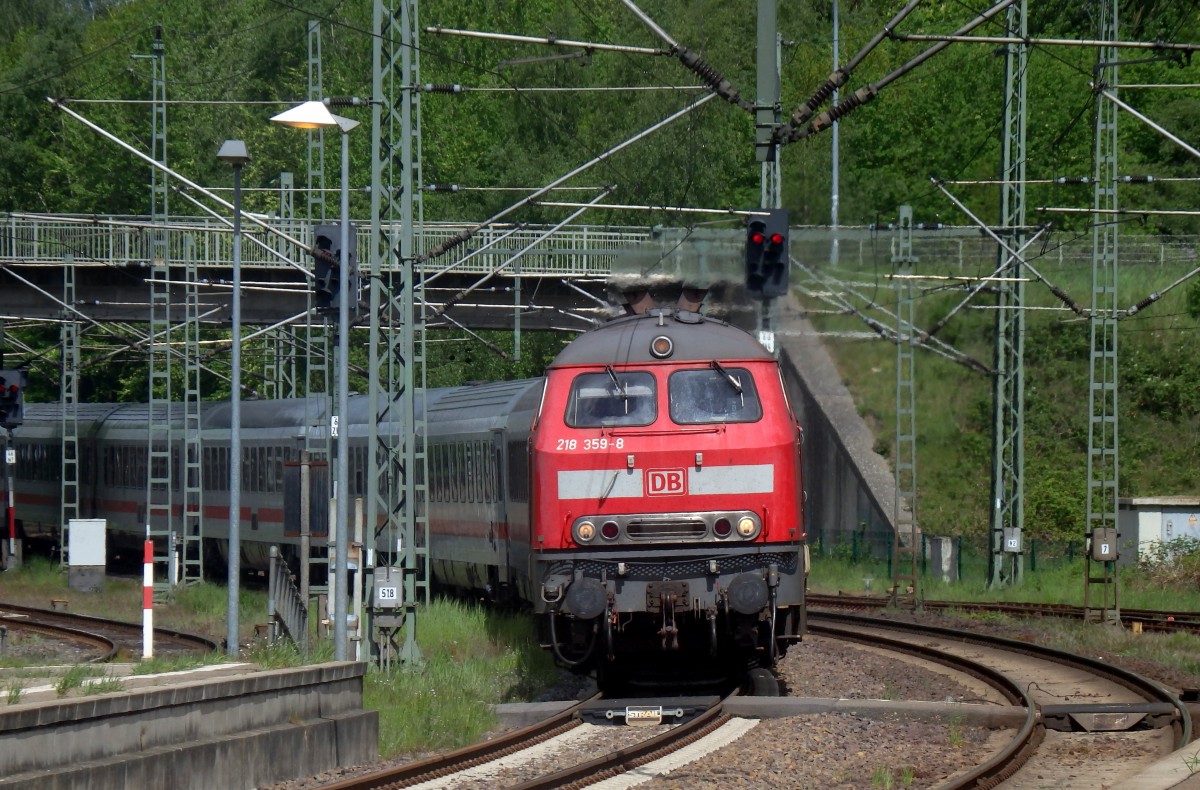 Ein IC nach Stuttgart Hbf fährt mit zwei Dieselloks der Baureihe 218 in den Bahnhof Itzehoe ein.
Aufgenommen im Mai 2015.