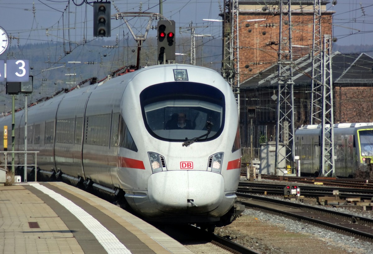 Ein ICE nach München fährt in den Bahnhof Bamberg ein.
Aufgenommen im März 2014.