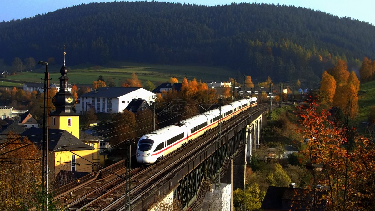 Ein ICE-T befährt auf seiner Reise nach Berlin, die Trogenbachbrücke in Ludwigsstadt. Aufgenommen im Oktober 2015.