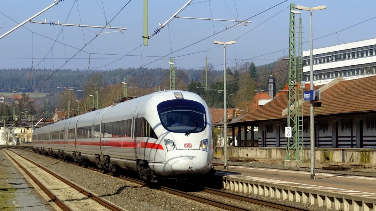 Ein ICE-T durcheilt auf seinem Weg nach München Hbf den Bahnhof Kronach.
Aufgenommen im März 2014.