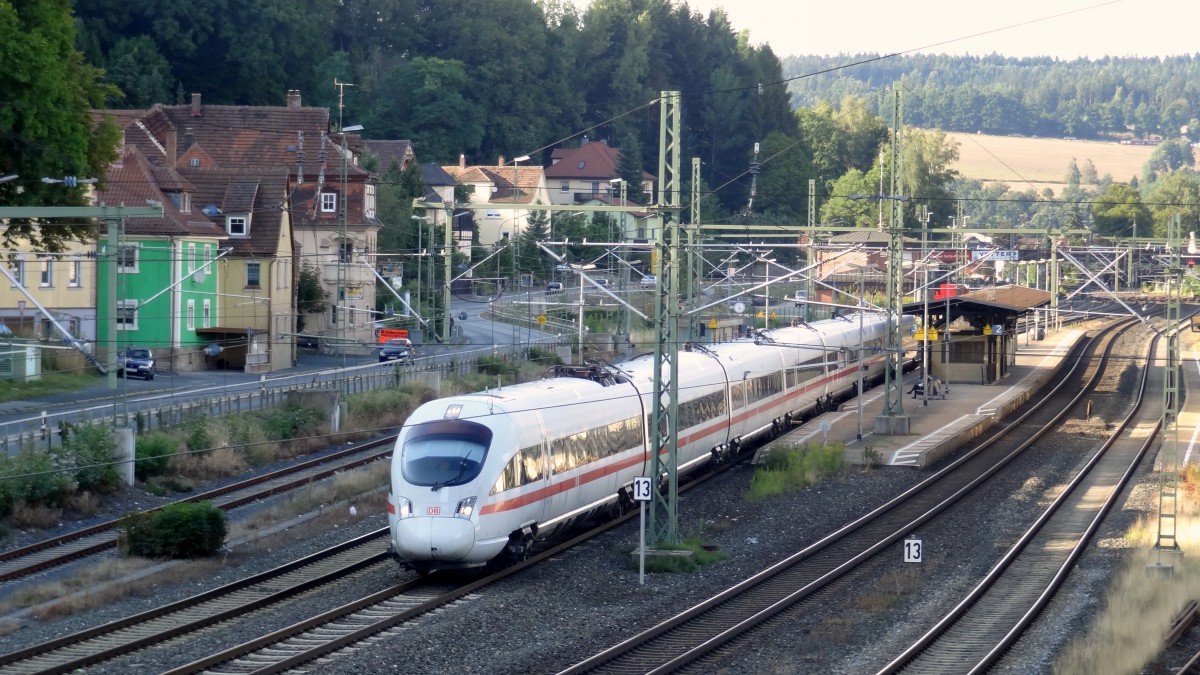 Ein ICE-T durchfährt den Bahnhof Kronach.
Aufgenommen im August 2014.