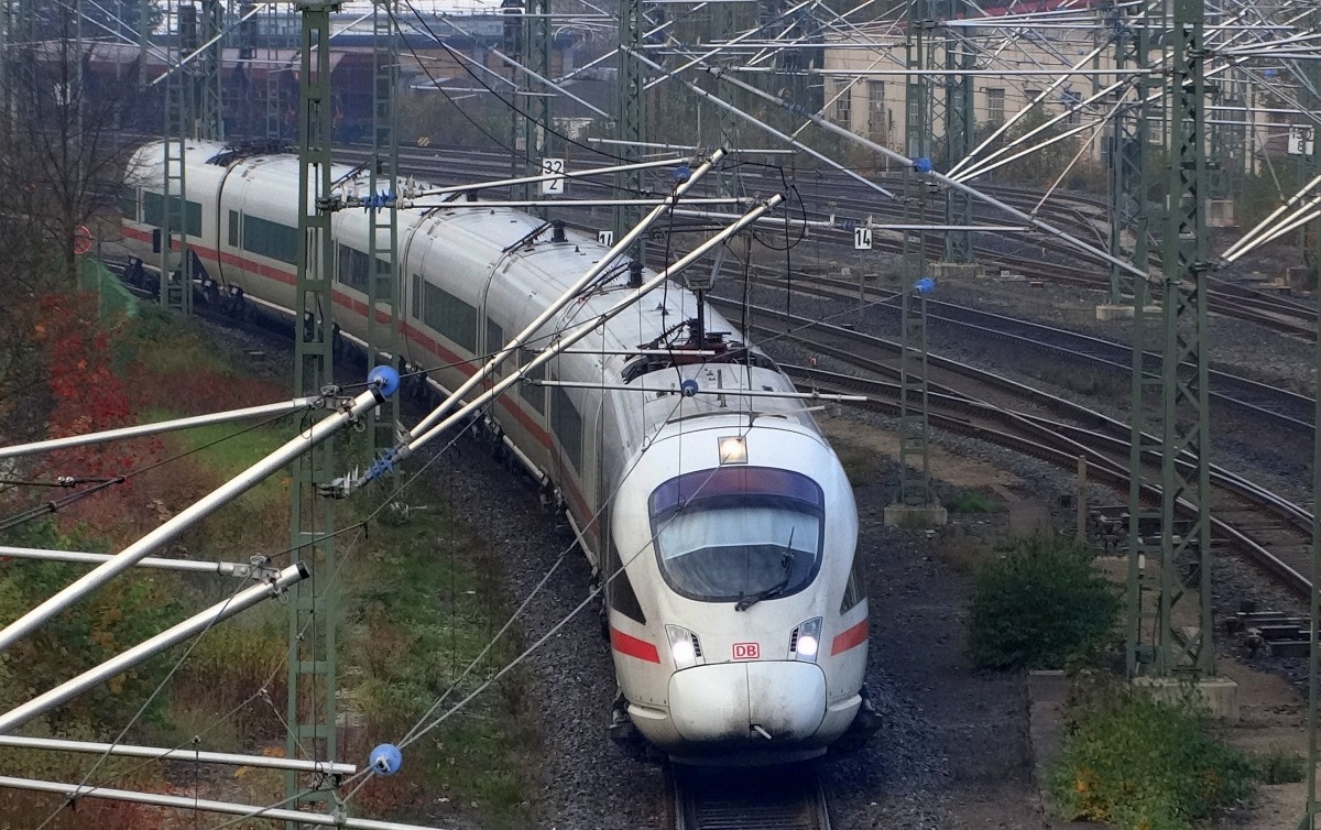 Ein ICE-T kurz nach dem Verlassen des Bahnhof Lichtenfels. Sein Ziel lautet Berlin.
Aufgenommen im November 2015.