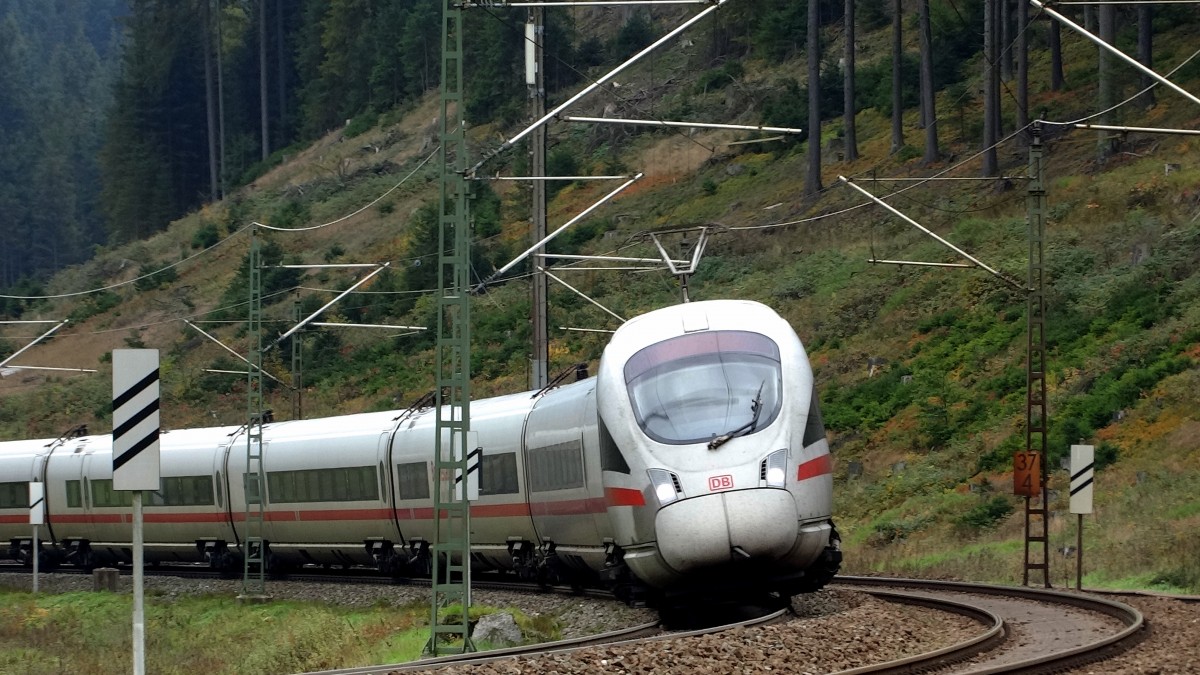 Ein ICE-T nach Berlin befährt die Frankenwaldbahn.
Aufgenommen bei Förtschendorf im Oktober 2015.