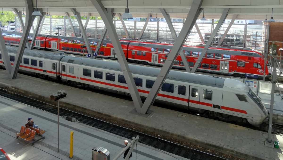 Ein InterCity nach Kln Hbf und ein RegionalExpress nach Hamburg Hbf pausieren in Kiel Hbf noch ein bisschen.
Aufgenommen im Mai 2014.