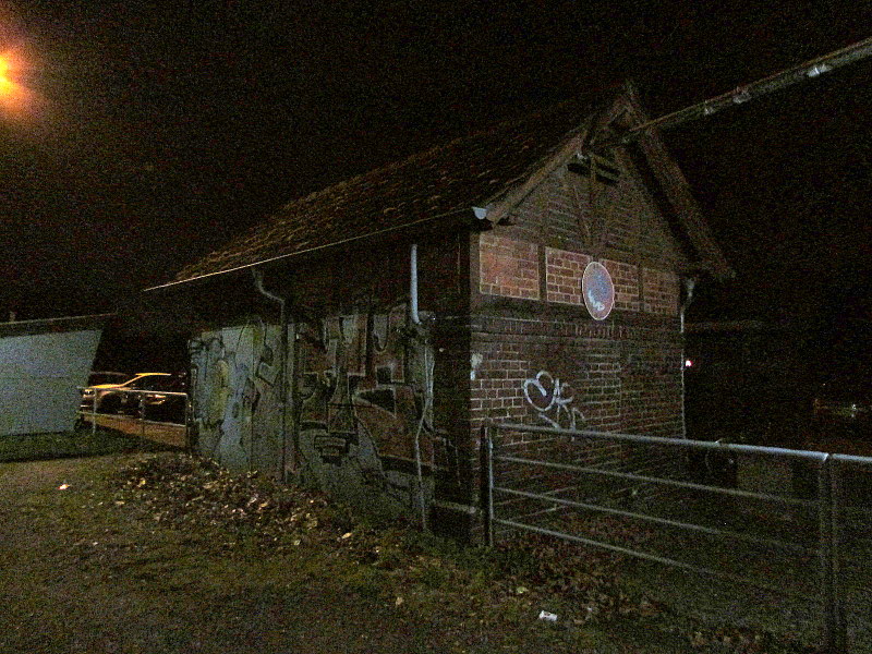 Ein kleines Lagerhuschen am Abend des 31.Dez.2013 im Bahnhof Weiterstadt