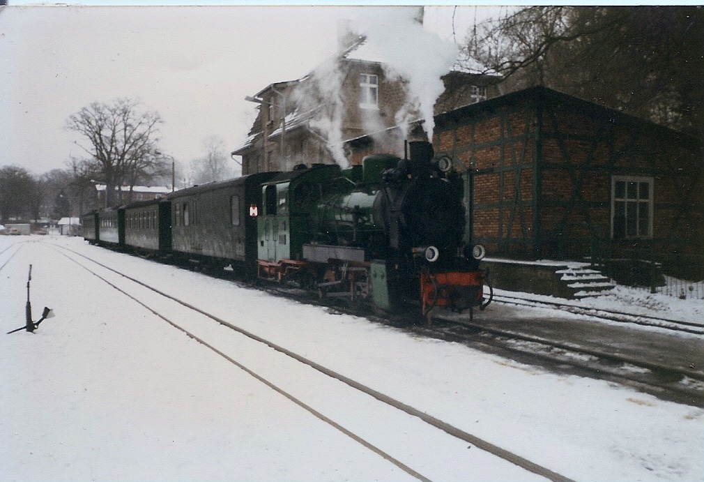 Ein kurzer Personenzug nach Putbus im verschneiten Ghren. Zuglok ist 52 Mh (99 4632)