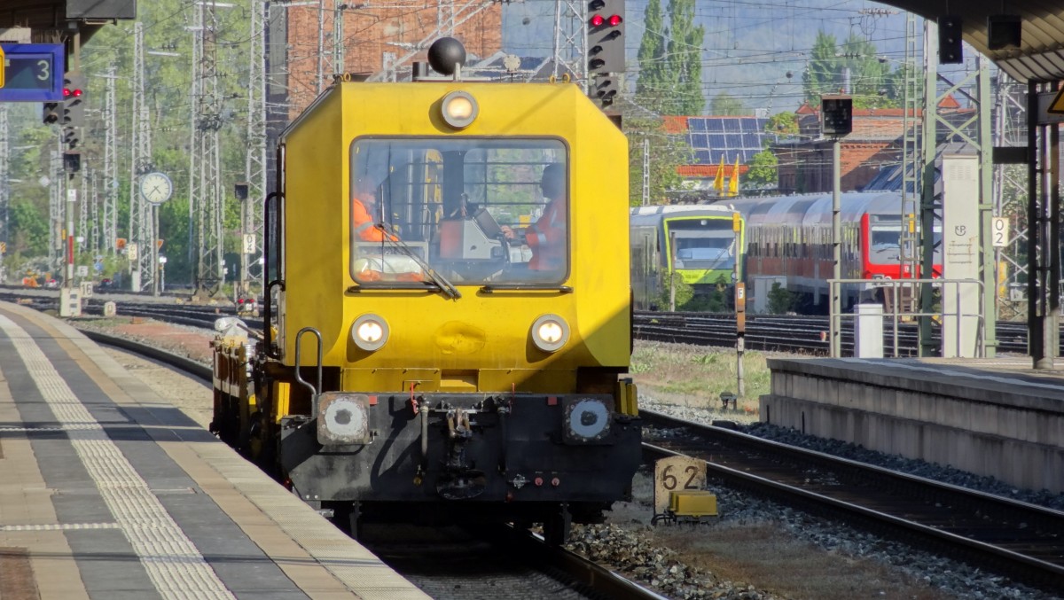 Ein Netzinstandhaltungsfahrzeug fhrt am Gleis 3 des Bamberger Bahnhofes entlang.
Aufgenommen im April 2014.