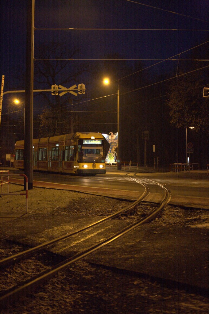 Ein NGT der Linie 4 berquert um 06:56 Uhr, also mit  einiger Versptung  den B Weies Ross, kurze Zeit spter wird der Frhpersonenzug hier vorbeikommen. 27.11.2013 Radebeul. NGT 4 der Dresdner Verkehrsbetriebe.