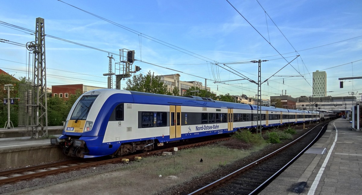 Ein NOB-Zug aus Westerland (Sylt) steht in Endbahnhof Hamburg Altona.
Aufgenommen im Mai 2015.