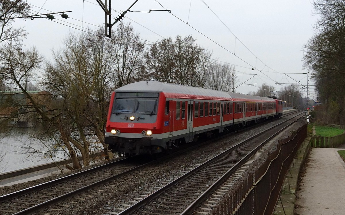 Ein RE nach Bamberg im Stadtgebiet von Schweinfurt. Aufgenommen im November 2014.