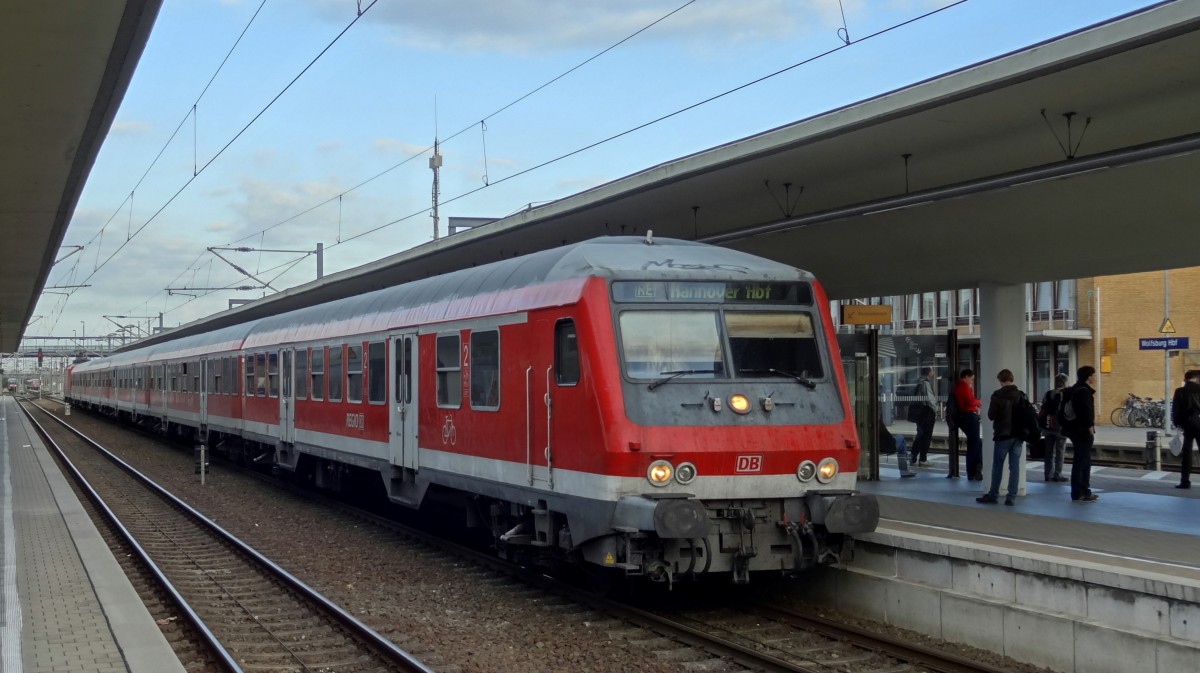 Ein RE nach Hannover Hbf steht in Wolfsburg Hbf auf Gleis 4 bereit.
Aufgenommen im September 2014. 