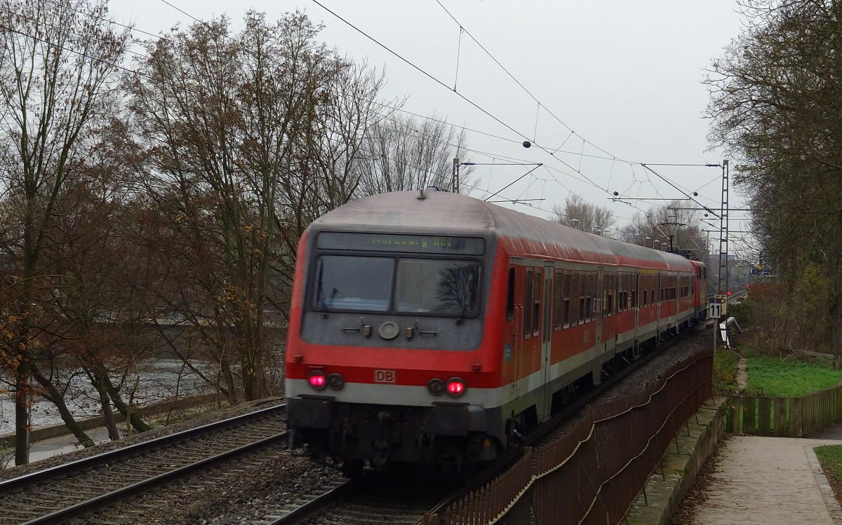 Ein RE nach Würzburg Hbf im Stadtgebiet von Schweinfurt.
Aufgenommen im November 2014.