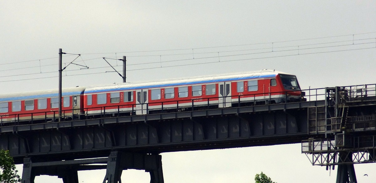 Ein  Schleswig-Holstein-Express  passiert die Rendsburger Hochbrcke.
Aufgenommen im Mai 2014.