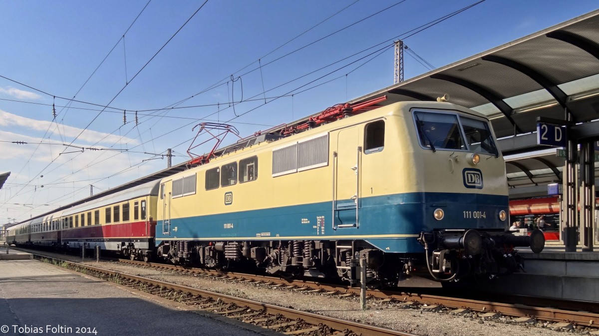 Ein Sonderzug angeführt von der 111-001 legte am Abend des 2.Juni 2014 in Bamberg einen Unterwegshalt ein.
