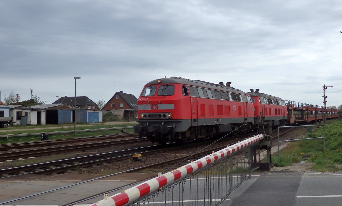 Ein SyltShuttle Autozug rangiert in Westerland(Sylt).
Aufgenommen im Mai 2015 am Bahnbergang in Tinnum.